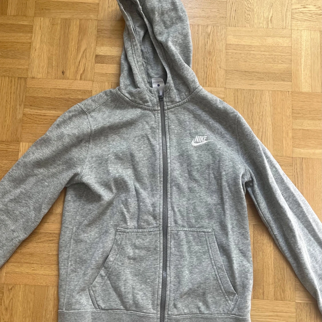 Grå hoodie från Nike med dragkedja