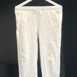 Vita Linnebyxor - Säljer ett par vita linnebyxor i storlek 158. Byxorna är i fint skick (se bild ) förutom en fläck som syns på bild 4. Personen på bilden är 14-15 år gammal och 168 cm lång. Byxorna är ostrukna på bilden men om ni vill se hur modellen ser ut stuket så kan ni kolla dem andra byxorna jag sålde eller skicka till mig så kan jag skicka en nybild. Hör gärna av dig vid frågor! Mvh Axel
