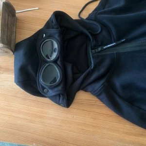 Cp company goggles hoodie  - Bra skick 8/10 skriv vid funderingar  väldigt fet