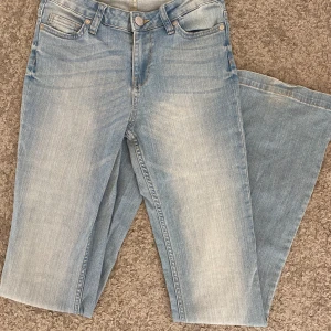 Ljusblå bootcut jeans - Ett par ljusblåa bootcut jeans från Cubus. Köpte de på sellpy men är endast använda av mig 1 gång. De har några mindre defekter (2 sista bilderna) annars i bra skick. Priset kan diskuteras vid snabb affär!!