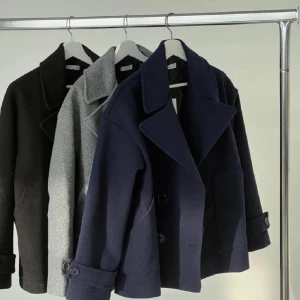 Inteessekoll  - Intressekoll på min marin blåa design by si kappa 💗 den är i bra skick men finns ett hål innanför som inte ens syns💗 perfekt nu till hösten (bilder från hemsidan)