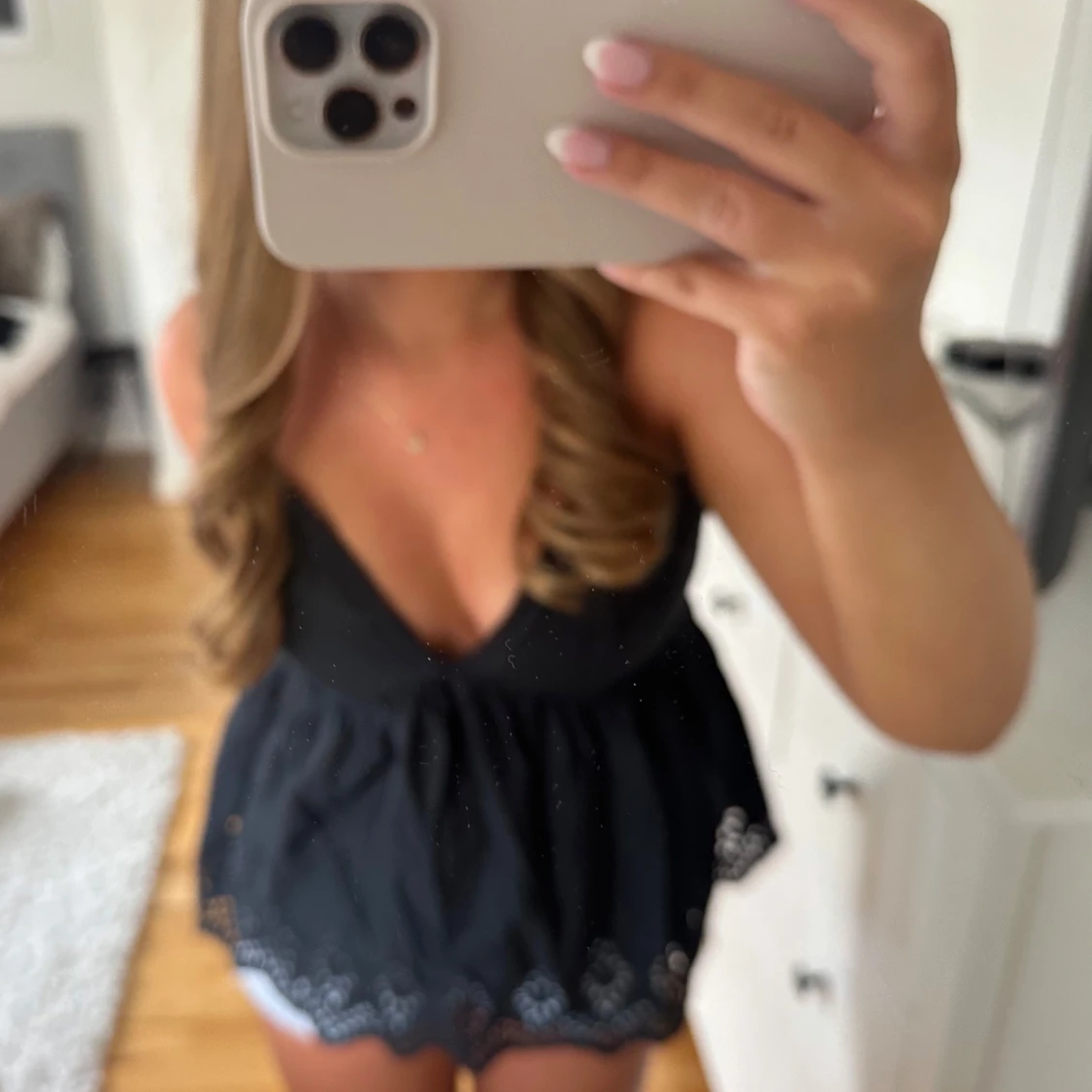 Svart ärmlös blus med broderad kant - 1