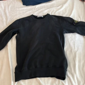 Svart stone Island tröja - Svart stone island sweatshirt. Den är M men passar bra på S. Jag hade den som mest när jag var 176 och den passade bra då men även nu när jag är 184.