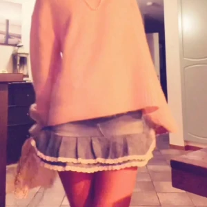 Jeanskjol med volang och spets💓🍋 - Supersöt kort jeanskjol/ mini kjol med volangkant och vit spetsdetalj längst ner. Köpte den för ett tag sen från Plick och nu säljer jag den, förra säljaren hade sytt volangerna och spetsen dit jätte bra🌸💖