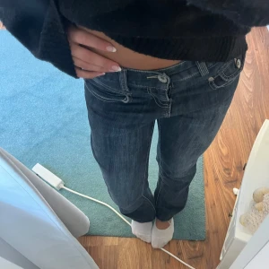 Mörkblå jeansbyxor från KappAhl - Snygga mörkblå utsvängda jeans från Kappahl! Köpte på Vinted men säljer nu vidare då dom var för korta för mig.