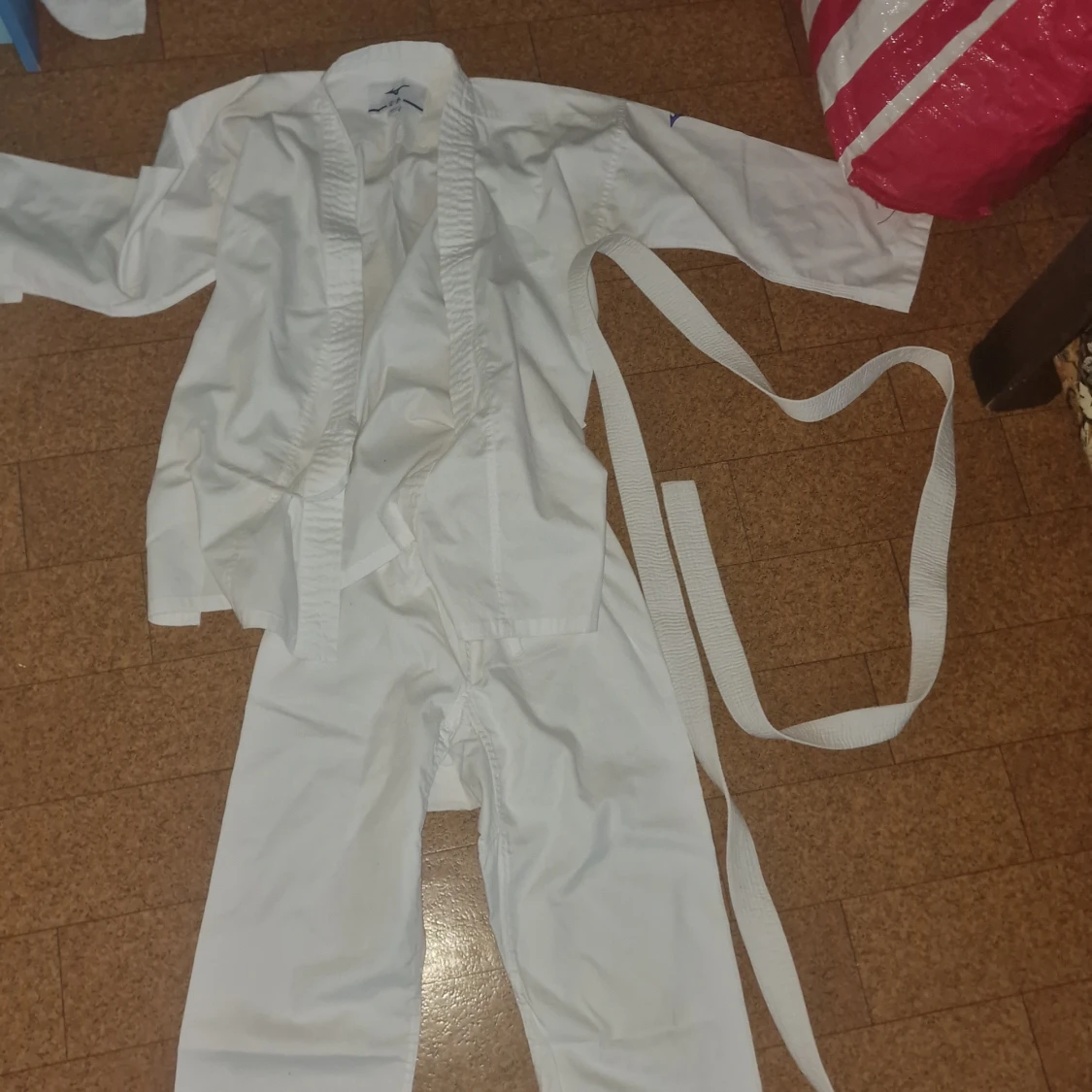 Vit karatekostym från Mizuno - 2