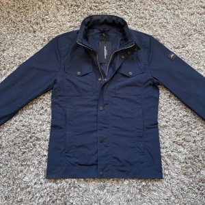 J lindeberg bailey field jacket - Säljer denna riktigt feta j lindeberg bailey field jacketen i nyskick!⭐️Nypris = 3000kr!👍Storlek M men passar också S!🙌Hör gärna av er om ni har funderingar!⭐️