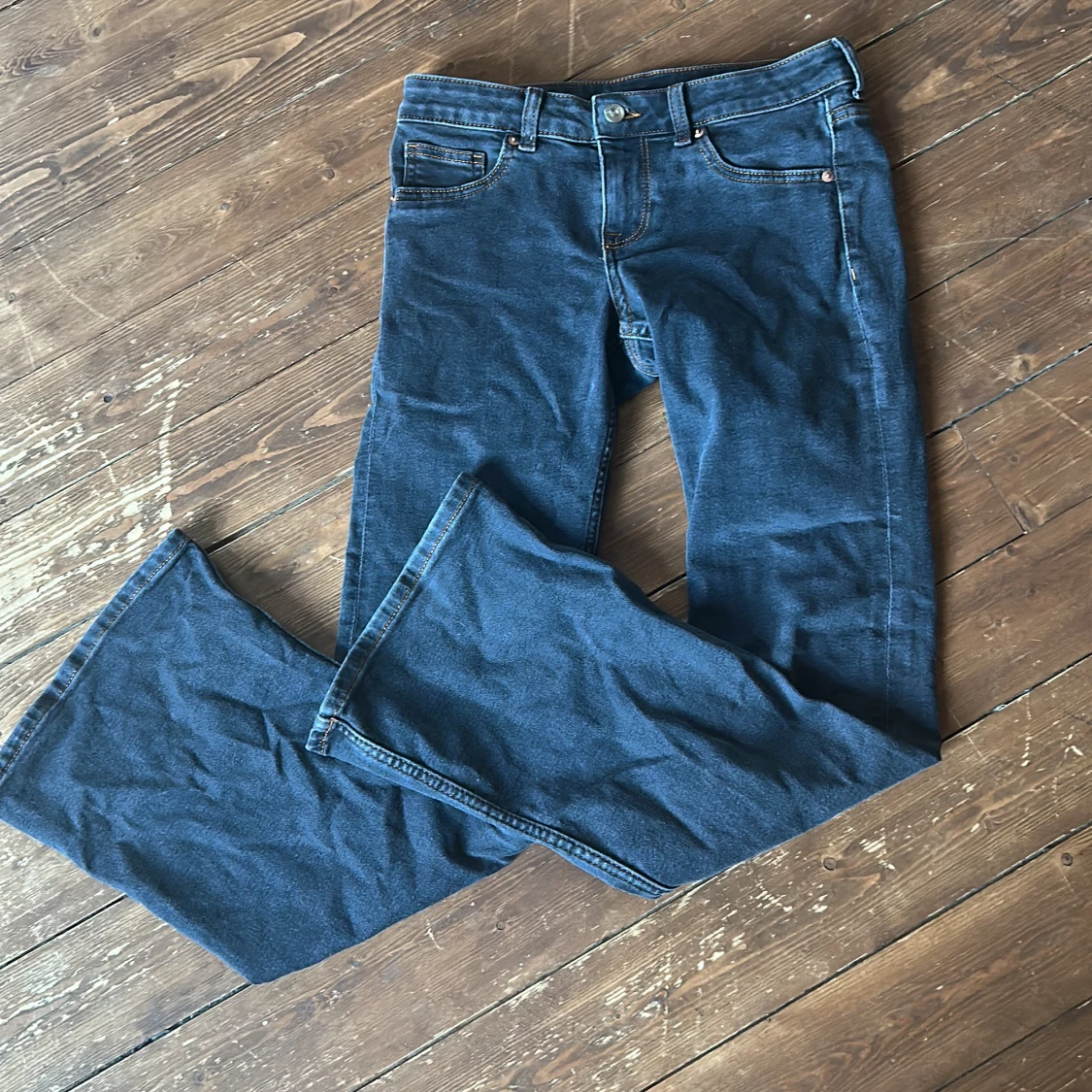 Blå bootcut jeans från H&M Divided - 4