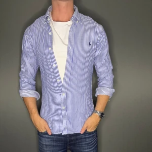 Ralph lauren skjorta - Hej säljer nu min fina Ralph lauren skjorta i storlek M. Den är i nyskick och kommer vara otroligt snygg nu i höst. Nypris cirka 1600kr! Vi kommer att sälja liknande produkter så glöm inte följa profilen!🌊🍾