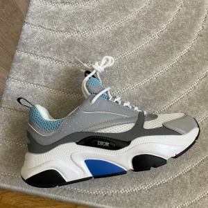 B22s Dior sneakers i grått och blått - Helt nya b22s Top skick, fler på väg in i lager.