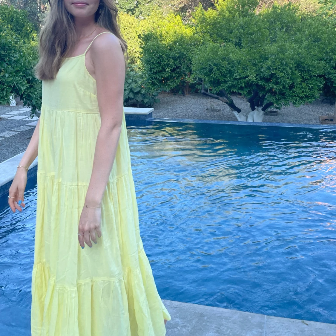 Ljusgul långklänning med tunna axelband - 1