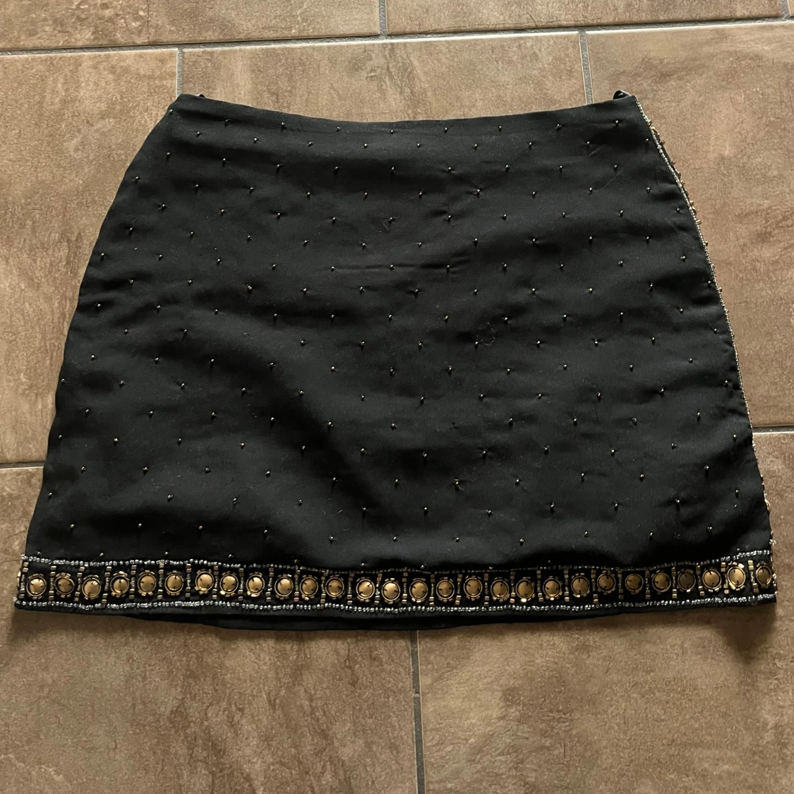 Svart minikjol med paljetter och pärlor  - 1