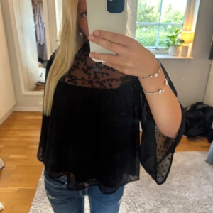 Svart blus med spets - Säljer en svart blus med spets upptill💕Blusen är knappt använd och har inga defekter💕