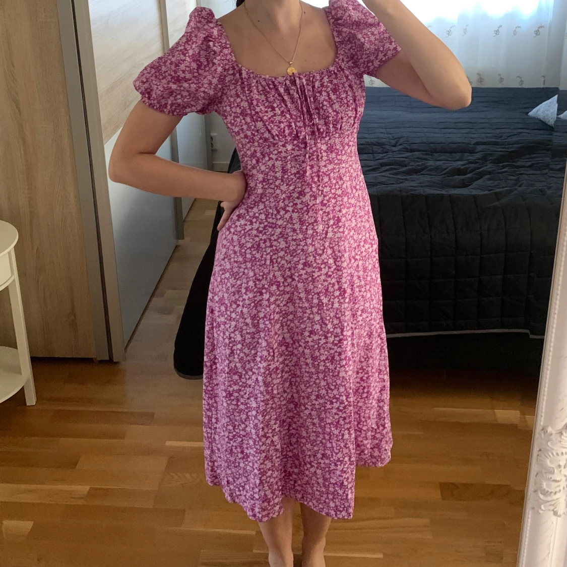 Lila blommig långklänning med puffärm