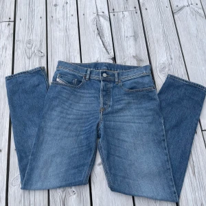 Diesel jeans - Säljer ett par blåa Diesel jeans. De är i storlek 28 och har en blå tvätt, perfekt nu under hösten. De är i mycket fint skick. Om du har några funderingar eller vill ha fler bilder så är det bara att skriva!🙌 Pris kan diskuteras.