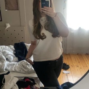 Tröja - jätte fin tröja från åhléns, använd runt 4 gånger, har en jätte liten fläck men den syns knappt
