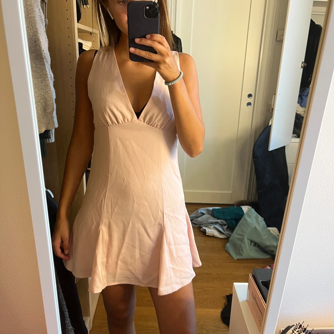 Ljusrosa kort klänning med v-ringning