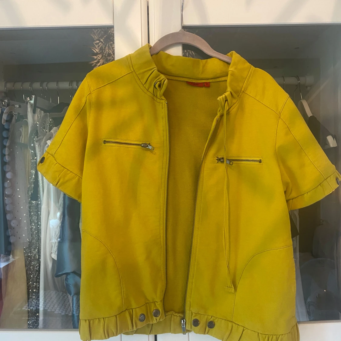 Gul kortärmad kofta/jacka