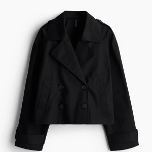 Svart Trenchcoat H&M - Snygg svart trenchcoat från H&M i storlek M. Säljes på grund av att den inte kommer till användning.