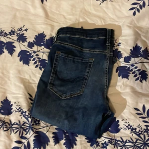 Jack & Jones Slim Glenn jeans  - Feta jeans med skön wash från Jack and Jones i storlek 31/32 i dunder skick. Lite mer av ett stretchigt material. Kom dm för intresse och funderingar!