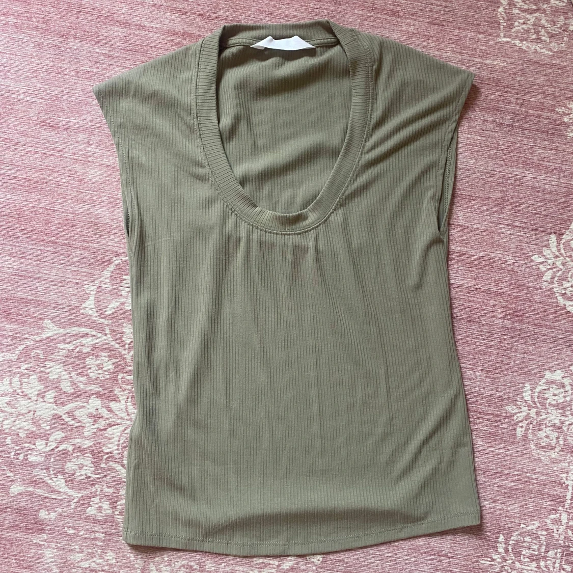 Kakigrön u-ringad topp Mango