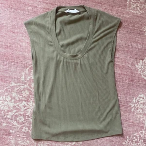 Kakigrön u-ringad topp Mango - Ribbad tröja med korta ärmar och med lite djupare ringning. 