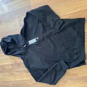 Svart hoodie från Polo Ralph Lauren - Svart hoodie från Polo Ralph Lauren, säljes då den ej passade. Strlk M