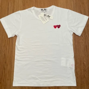CDG T-shirt - Riktigt fet t-shirt från Comme des Garçons Play, perfekt för sommaren! 🙌Helt ny, oanvänd och inga defekter. Säljs för 600kr. 🤝