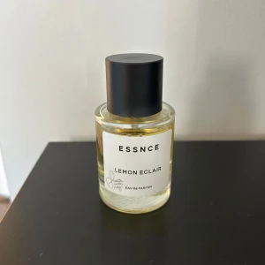 ESSNCE Lemon Eclair parfym - Säljer nu min Lemon Elclair då den inte passar mig. Knappt andvänd💕🍋