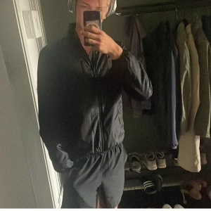 Aspesi jacka  - Ingen jacka för skolstart/hösten? Dåså. En skit snygg Aspesi Windbreaker! Grymt bra skick, fräsch, endast använd ett par gånger. Storlek S, rätt TTS men passar dessutom för en som skiftar mellan S/M. Nypris runt 4-5, säljer denna för endast 1000kr. Hör av er vid funderingar! PS, grymt bra jacka för er som gillar att ha flera lager, dvs denna jacka under ex. en field jacket! 