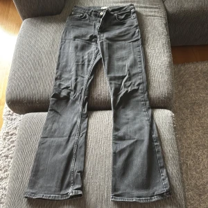 Svarta bootcut jeans från Gina - Svarta flared midwaist jeans från Gina. Själv gillar jag inte midwaist och därför kommer dessa inte till användning. Nypris 600kr💞