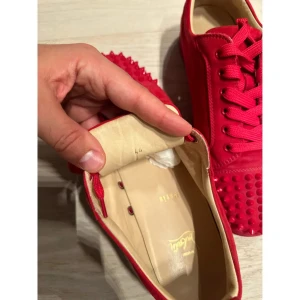 Christian Louboutin Spikes Red  - Säljer ett par röda sneakers från Christian Louboutin. 2013 Limited Edition skor fräscha och bra! Ingen box tyvärr. Ingen skada alls