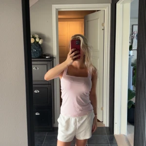 Ljusrosa linnetopp med breda axelband - Säljer en ljusrosa linnetopp med breda axelband och rak halsringning. Toppen är enkel och stilren, perfekt för att matcha med dina favoritjeans eller shorts. Materialet känns mjukt och lätt mot huden, och färgen är superfräsch för varmare dagar.