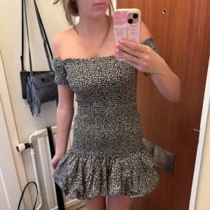 Svart blommig kortklänning med volang - Superfin klänning från hm, säljs inte längre🩷