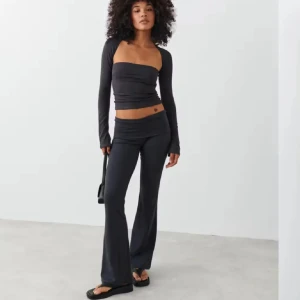 Gina yoga pants - Yoga pants från gina. Modellen är tall och storlek M, aldrig använda men lappen är avtagen. Färgen finns inte kvar.