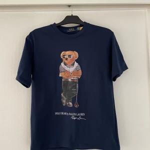 Polo bear T-shirt - Säljer min brors polo bear tisha som är använd bara ett par fåtal gånger. Den är storlek M men jag skulle säga att den passar S också. Säljs pågrund av att den inte passar längre. Pris är inte hugget i sten! Skriv om du har frågor!