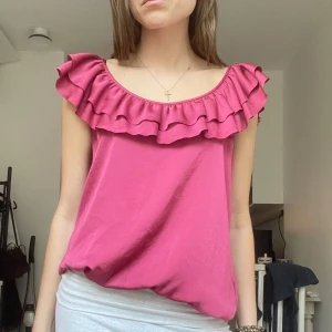 Rosa volangtopp - Så snygg rosa volangtopp😍💕💕 Går att ha på axlarna eller off-shoulder🥰 Storlek 42 men skulle säga att den är en M🩷