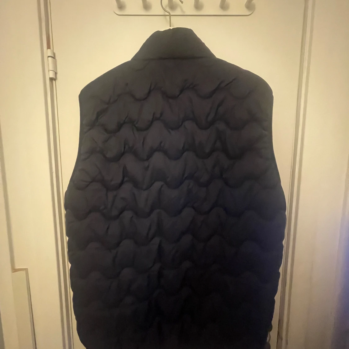 Svart quiltad dunväst från Lyle & Scott - 1