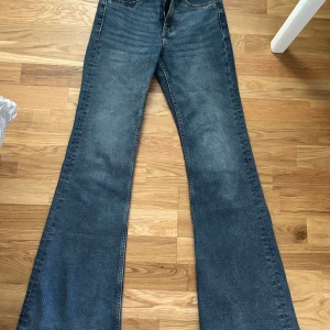 Blå bootcut jeans - Säljer ett par high waist jeans i storlek 34. Köptes för 400 men säljes för 250. Knappt använda och jättesköna!🤍