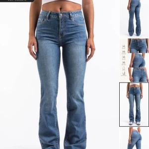 Blå bootcut jeans - Snygga blå bootcut jeans med klassisk femficksdesign och normal passform. Jeansen har medium midja och är tillverkade i ett mjukt denimtyg som ger en bekväm känsla. Perfekta för dig som gillar en tidlös stil med lite utsvängda ben. Använd 3 gånger så är som nya