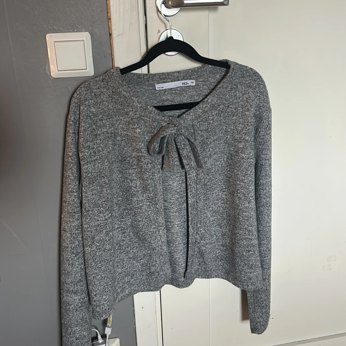 Mysig grå stickad tröja från lager 157 med en knyt framtill vid halsen. Tröjan har lång ärm och en något coronad passform,perfekt för kyligare dagar.