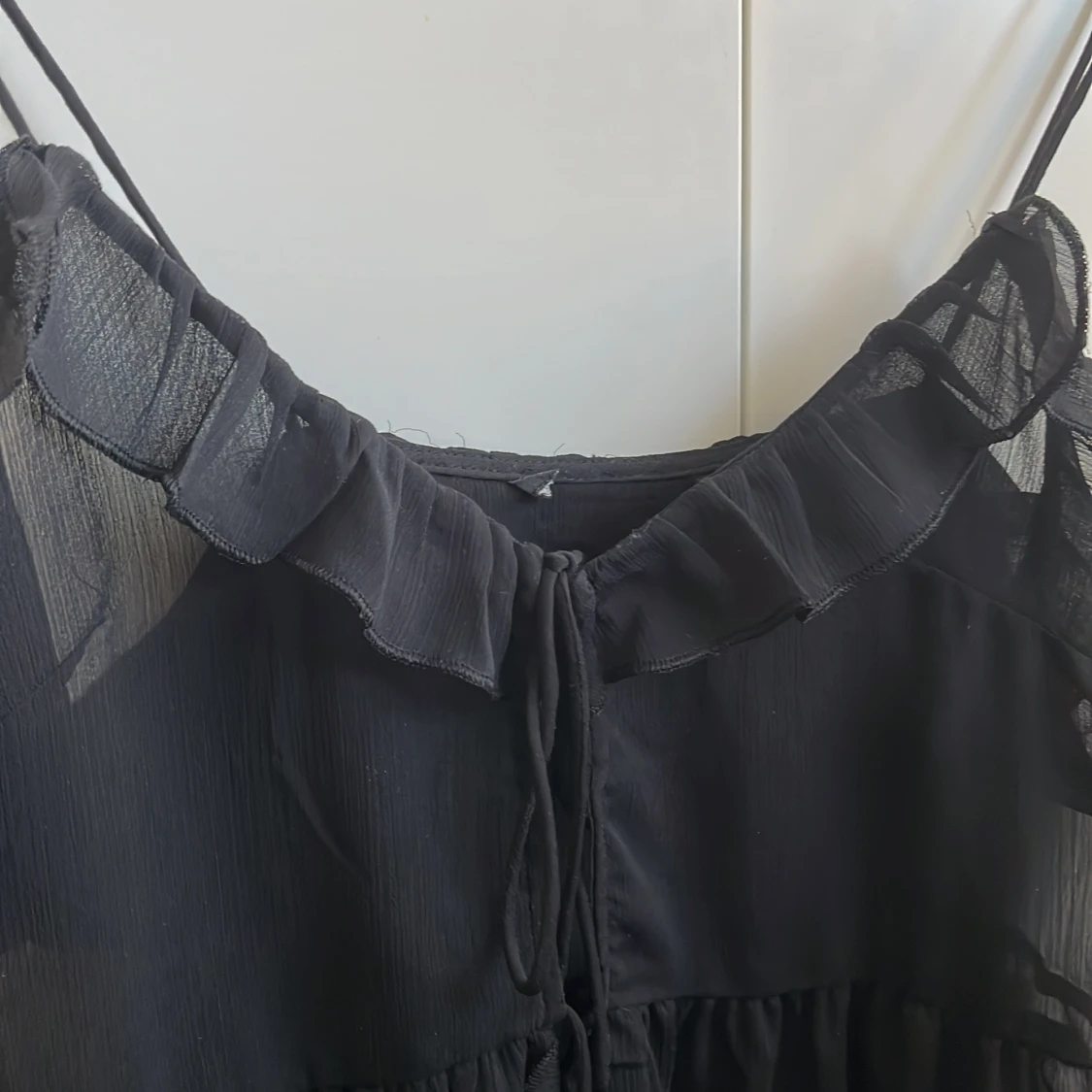 Svart volangtopp med knytband - 1