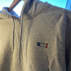 Ami hoodie S - Säljer en stilren grå hoodie från Ami med broderad logga på bröstet. Storleken är S och skicket är bra 