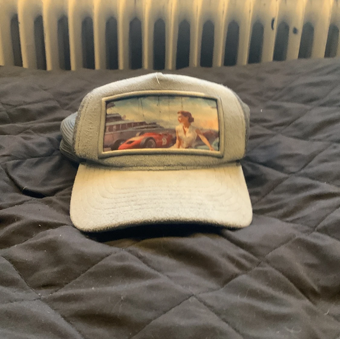 Grå keps från Revenite med bildmotiv - 1