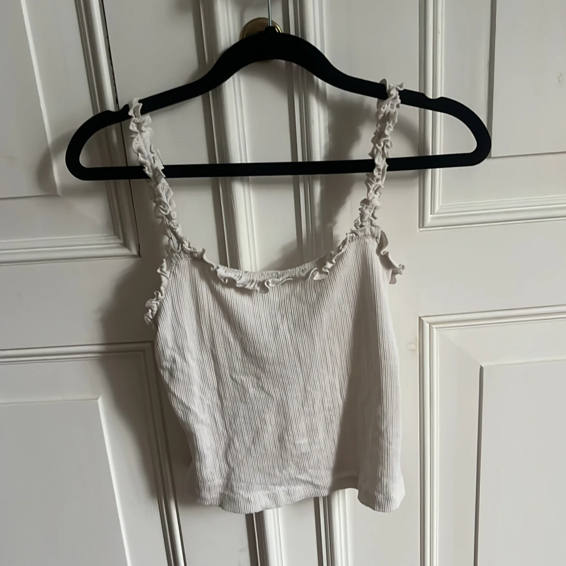 Vit croppat linne med volangdetaljer - 1