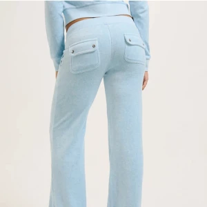 juicy contour byxor  - Säljer ett par superfina och knappt använda Juicy Couture-byxor i mjuk velour. Modellen är klassisk med bakfickor och utsvängda ben. Väldigt sköna och snygga! OBS! Byxorna har lim på insidan av låret som inte går bort, skriv privat om du vill ha bilder. Org pris är 1200kr