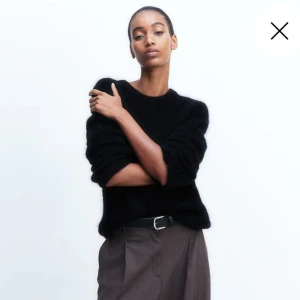 Mohair tröja - Säljer en svart, mjuk och fluffig tröja från Arket. Tröjan har lång ärm, rund halsringning och en avslappnad passform. Perfekt att styla till både jeans och kostymbyxor för en stilren look. Helt ny med prislapp kvar💕