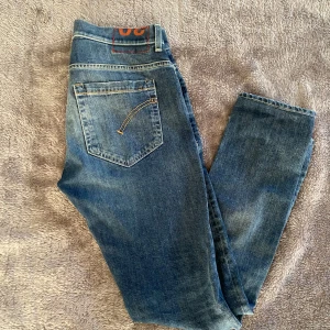 Dondup George  - Dondup George med riktig snygg tvätt i storleken 30, kom privat vid frågor eller funderingar!😊