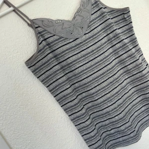 Spets linne - Fint randigt linne med spets🩶storlek xl men mer m!