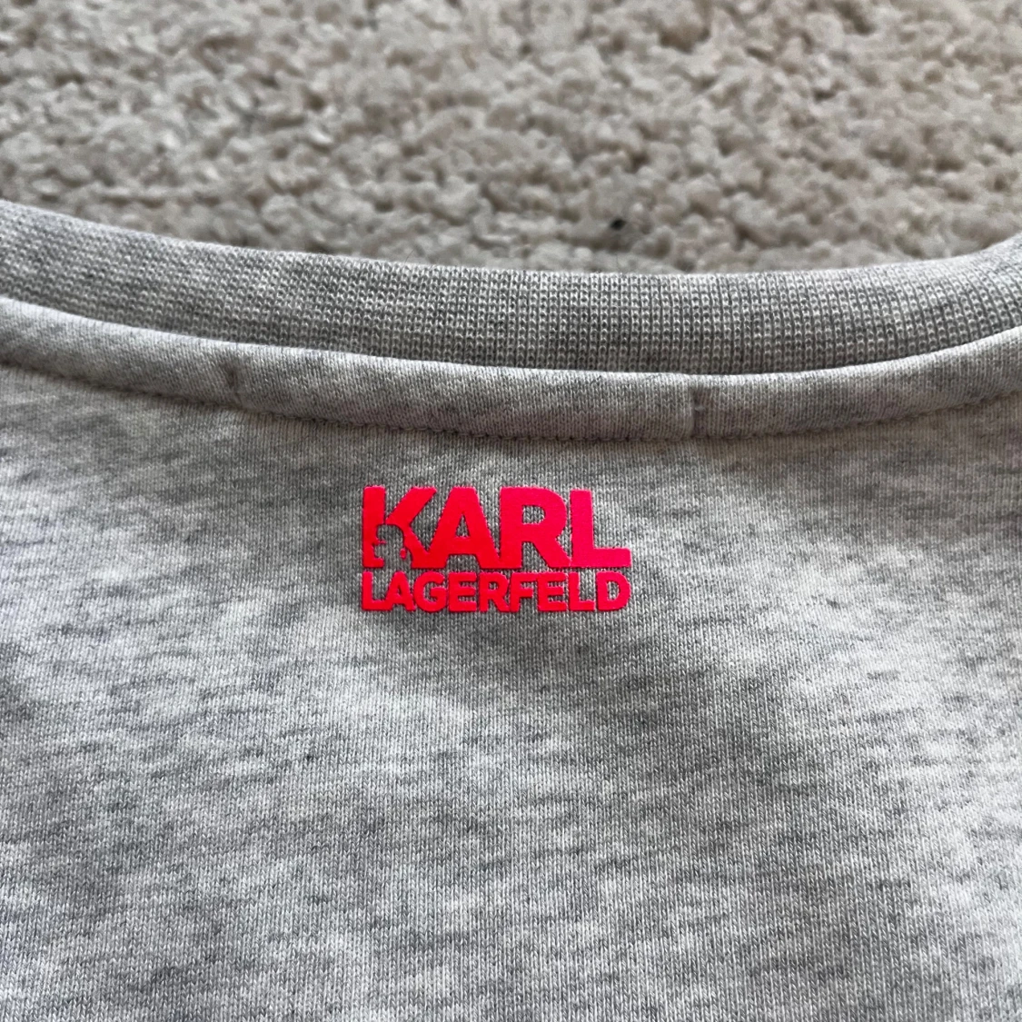 Grå sweatshirt från Karl Lagerfeld med rosa tryck - 3